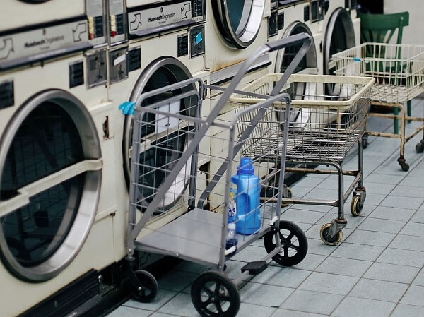 ilustrasi mesin cuci dan pewangi laundry